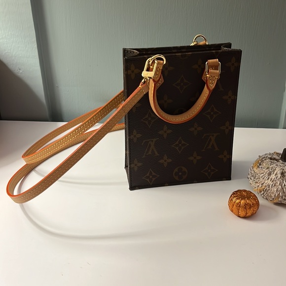 New Louis Vuitton Petit Sac Plat. Product ID: M69442. Material&Color: Monogram. - Picture 3 of 16